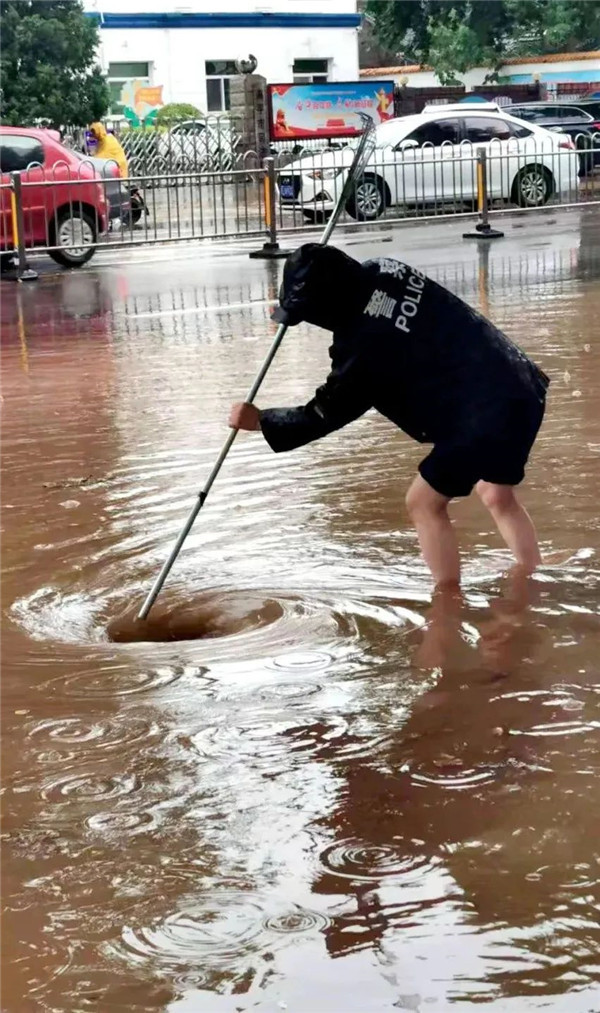 大雨交警1.jpg