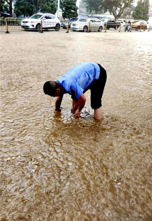 大雨交警2.jpg
