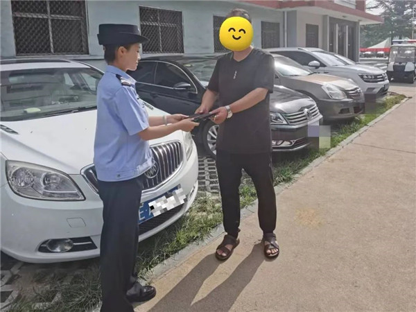 警察沿街“拉车门”.jpg