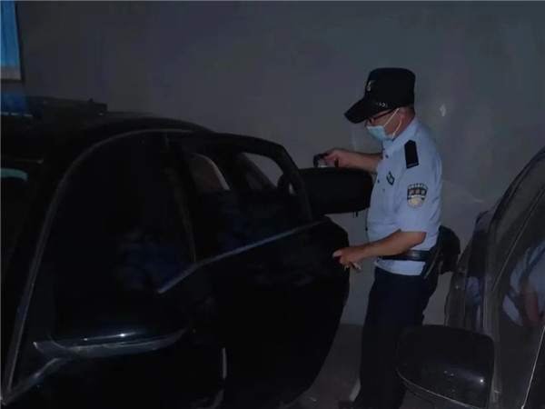 警察沿街“拉车门”2.jpg