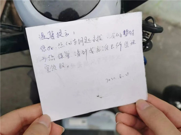 警察沿街“拉车门”3.jpg