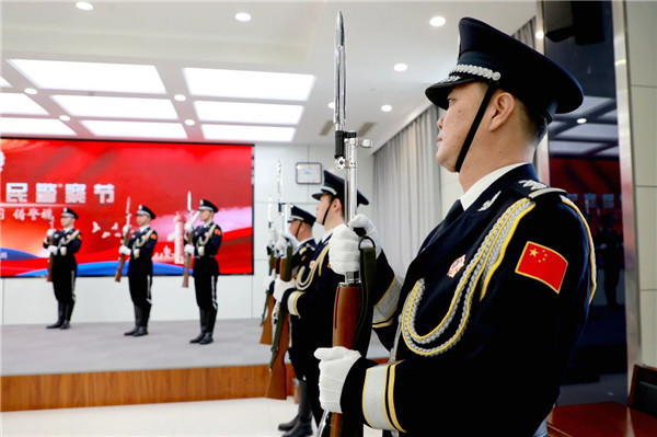 举行迎警旗仪式2.jpg