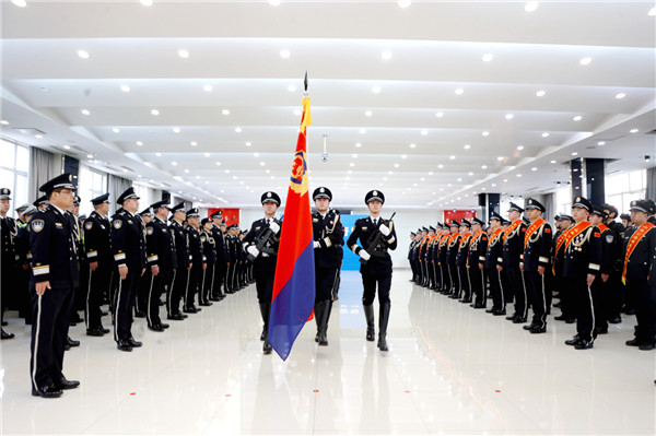 举行迎警旗仪式3.jpg
