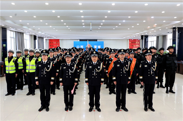 举行迎警旗仪式5.jpg
