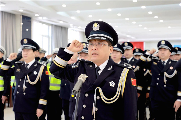 举行迎警旗仪式6.jpg