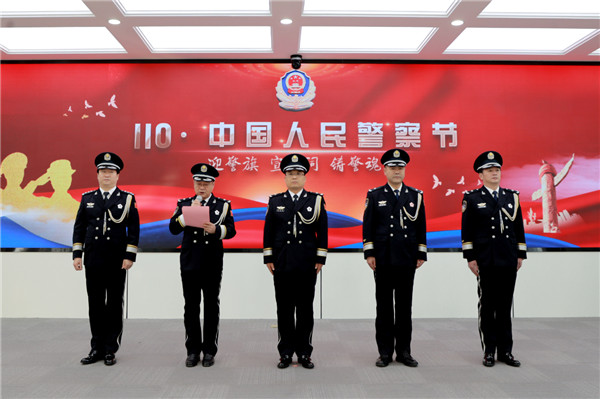 举行迎警旗仪式7.jpg