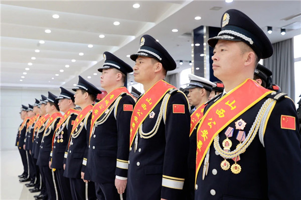 举行迎警旗仪式8.jpg