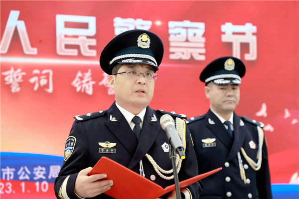 举行迎警旗仪式9.jpg