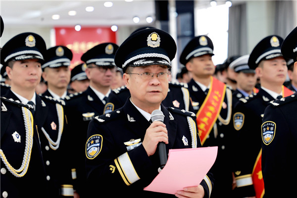 举行迎警旗仪式10.jpg