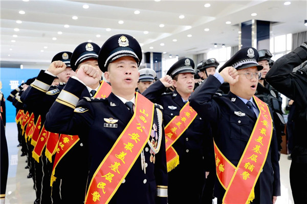 举行迎警旗仪式11.jpg