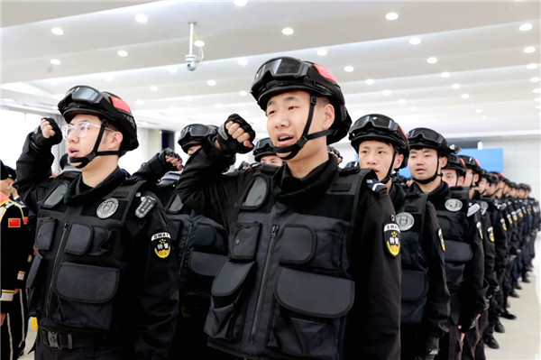 举行迎警旗仪式12.jpg