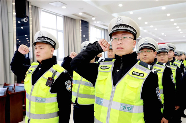 举行迎警旗仪式13.jpg