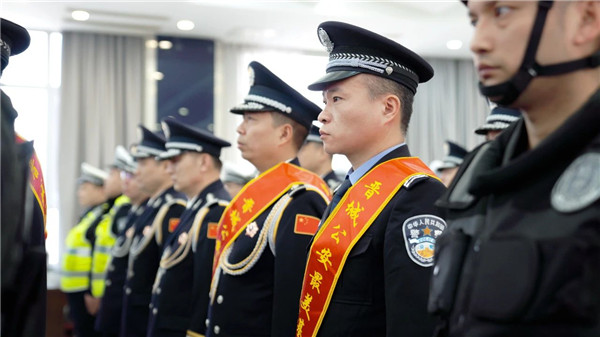 举行迎警旗仪式14.jpg
