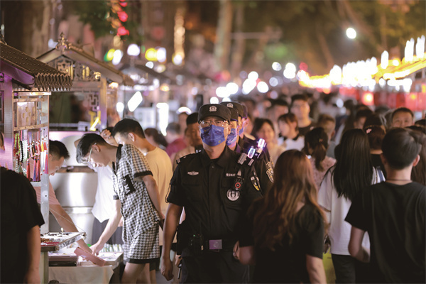 民警夜间巡逻.jpg
