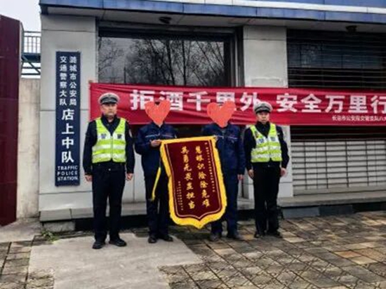 交警救火1.jpg