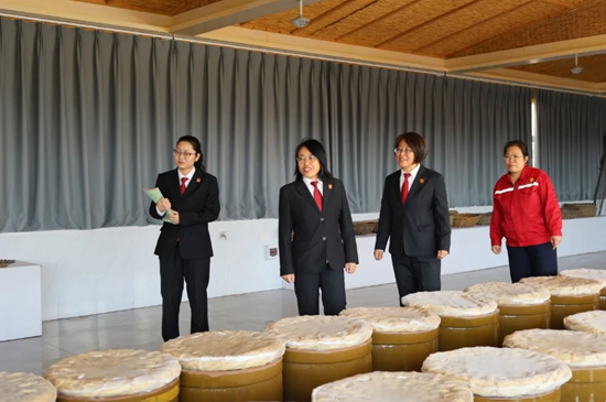 沁县法院开展入企普法促发展活动3.jpg