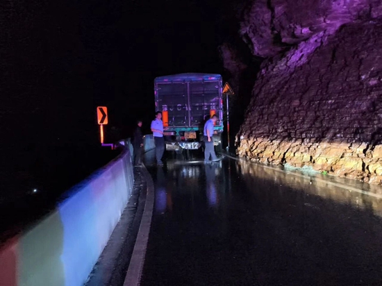 雨夜深山，他们化身“人形路标”！00.jpg